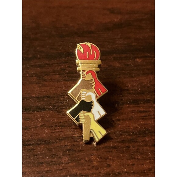1984 Los Angeles Olympics Hands Holding Olympic Torch Lapel Hat Pin - Picture 1 of 3